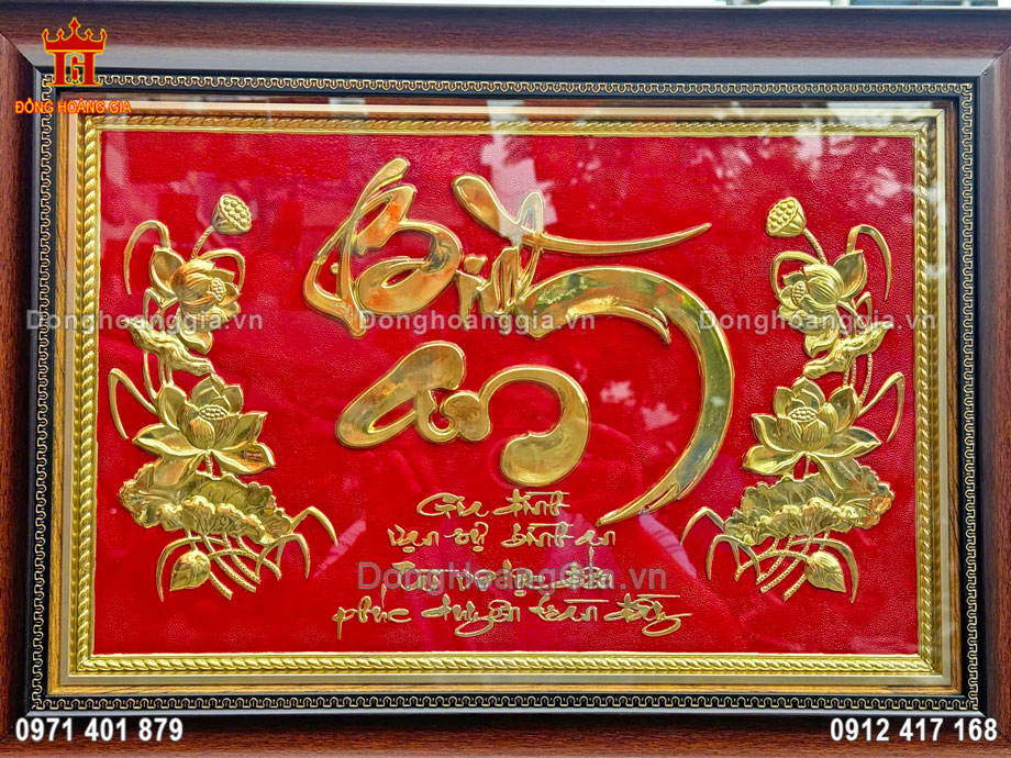 Bức tranh chữ bình an mạ vàng được nghệ nhân chế tác thủ công truyền thống